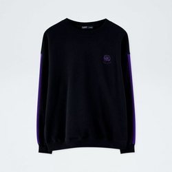 Sudadera negra con detalles violetas de la colección cápsula de Rosalía para Pull and Bear