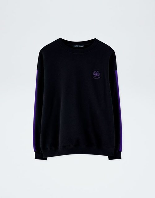 Sudadera negra con detalles violetas de la colección cápsula de Rosalía para Pull and Bear