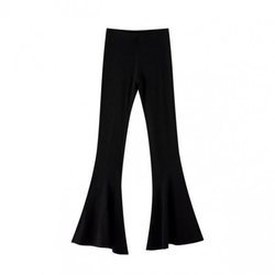 Pantalón negro elástico de campana de la colección cápsula de Rosalía para Pull and Bear