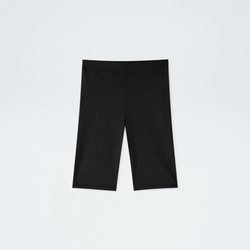 Mallas de ciclista negras de la colección cápsula de Rosalía para Pull and Bear