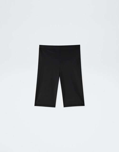 Mallas de ciclista negras de la colección cápsula de Rosalía para Pull and Bear