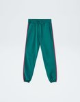 Pantalón verde agua con bandas rosas de la colección cápsula de Rosalía para Pull and Bear