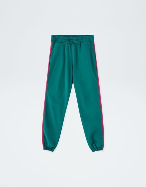 Pantalón verde agua con bandas rosas de la colección cápsula de Rosalía para Pull and Bear