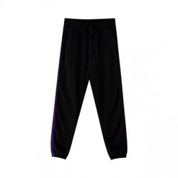 Pantalón negro de chandal de la colección cápsula de Rosalía para Pull and Bear