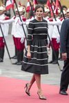 La Reina Letizia luce un vestido a rayas en la visita oficial a Perú