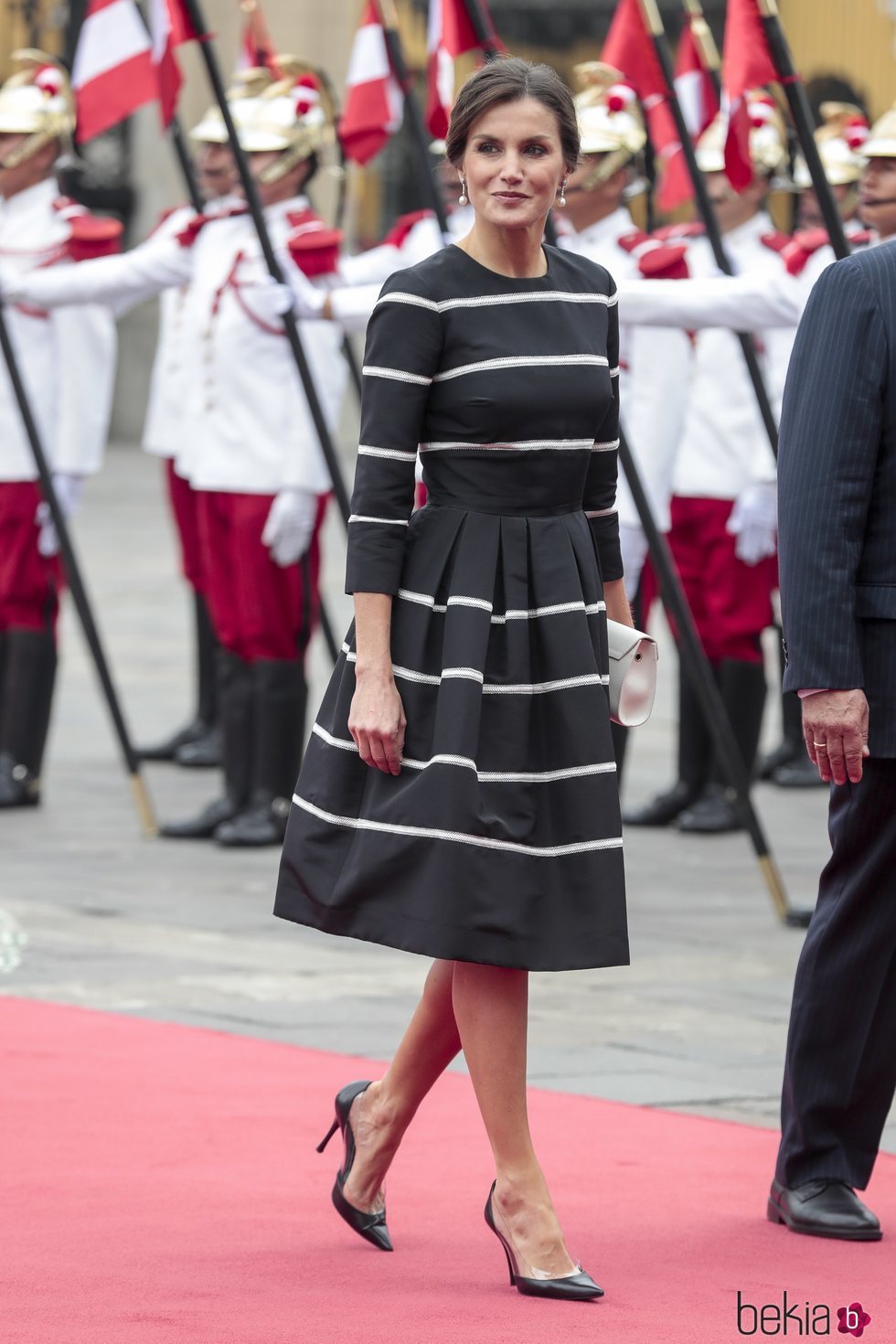 La Reina Letizia luce un vestido a rayas en la visita oficial a Perú