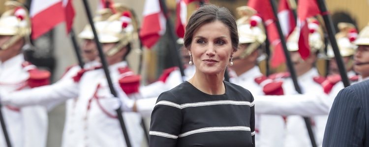 La Reina Letizia luce un vestido a rayas en la visita oficial a Perú