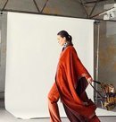 Laura Ponte con un bolso de la colección de Roberto Verino 2018
