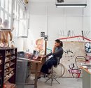 Laura Ponte en el estudio diseñando folsos para su colaboración con Roberto Verino 2018