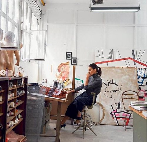 Laura Ponte en el estudio diseñando folsos para su colaboración con Roberto Verino 2018