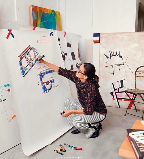 Laura Ponte con un tapiz diseñando bolsos para su colaboración con Roberto Verino 2018
