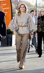 La Reina Máxima de Holanda pasea con un total look vichy