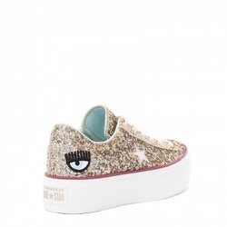 Deportivas doradas de la colección cápsula de Converse x Chiara Ferragni