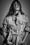 Modelo con una chaqueta vaquera de la colección de Davidelfin y Levi's 2018
