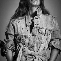 Modelo con una chaqueta vaquera de la colección de Davidelfin y Levi's 2018
