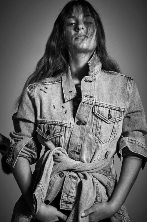 Modelo con una chaqueta vaquera de la colección de Davidelfin y Levi's 2018