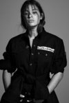 Modelo con una camisa vaquera de la colección cápsula de Davidelfín y Levi's 2018