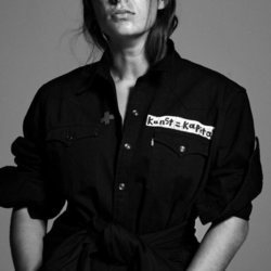 Modelo con una camisa vaquera de la colección cápsula de Davidelfín y Levi's 2018