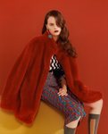 Falda de tubo y camiseta de estampado geométrico con abrigo de pelo