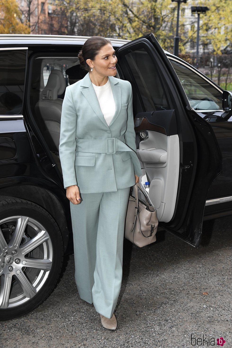 La Princesa Victoria de Suecia luce un traje pantalón azul cielo
