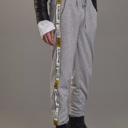 Pantalones jogging de la colección cápsula 'Arde!' de Ana Locking