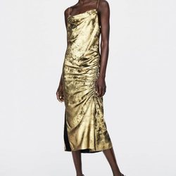 Vestido textura de terciopelo de la colección de Navidad de Zara 2018