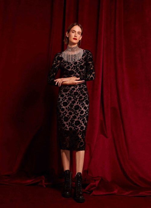 Vestido de rosas negras de terciopelo de la colección de Navidad 2018 de Uterqüe