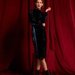 Vestido de lentejuelas azules de corte midi de la colección de Navidad 2018 de Uterqüe