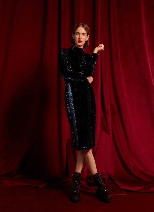 Vestido de lentejuelas azules de corte midi de la colección de Navidad 2018 de Uterqüe