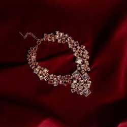 Gargantilla maxi de pedrería de la colección de Navidad 2018 de Uterqüe