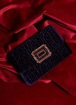 Cartera azul de terciopelo con pedrerias de la colección de Navidad 2018 de Uterqüe