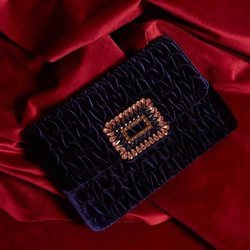Cartera azul de terciopelo con pedrerias de la colección de Navidad 2018 de Uterqüe