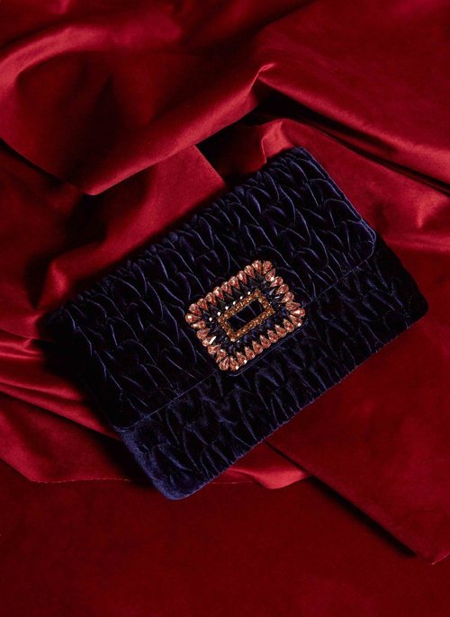 Cartera azul de terciopelo con pedrerias de la colección de Navidad 2018 de Uterqüe