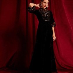 Vestido largo de terciopelo y glitter dorado de la colección de Navidad 2018 de Uterqüe