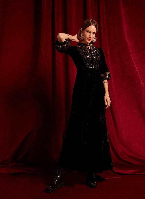 Vestido largo de terciopelo y glitter dorado de la colección de Navidad 2018 de Uterqüe