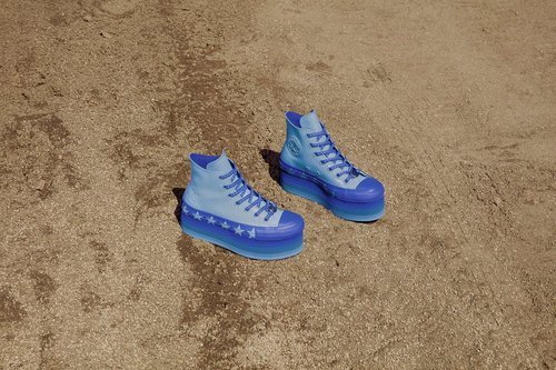 Converse azules de la tercera colección 'Converse x Miley Cyrus'