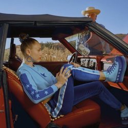 Miley Cyrus posando con el chándal y las zapatillas de la su tercera colección con Converse