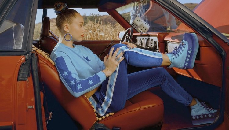 Miley Cyrus posando con el chándal y las zapatillas de la su tercera colección con Converse