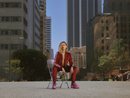 Miley Cyrus con un chándal de terciopelo granate de su tercera colección para Converse