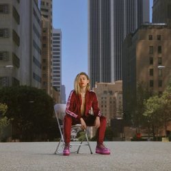 Miley Cyrus con un chándal de terciopelo granate de su tercera colección para Converse