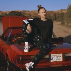 Miley Cyrus con un chándal de la tercera colección que ha hecho para Converse