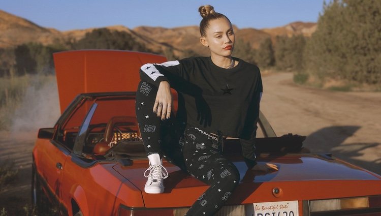 Miley Cyrus con un chándal de la tercera colección que ha hecho para Converse