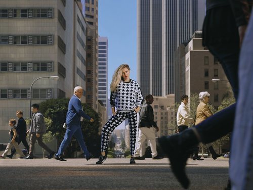 Miley Cyrus con un chándal de estrellas de la tercera colección que ha hecho para Converse