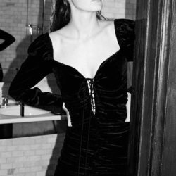 Mini vestido negro de terciopelo de la colección 'Zara Night Fever'