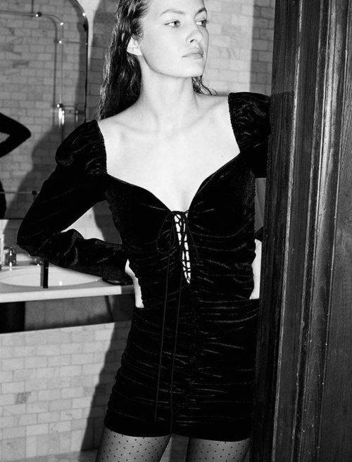 Mini vestido negro de terciopelo de la colección 'Zara Night Fever'