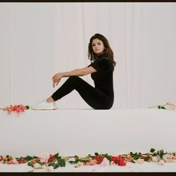 Selena Gomez con un chándal negro de la colección Puma x Selena Gomez