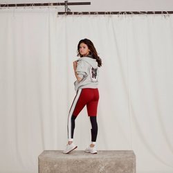 Selena Gomez con unos leggings rojos con rayas cross over de la colección de Puma x Selena Gomez