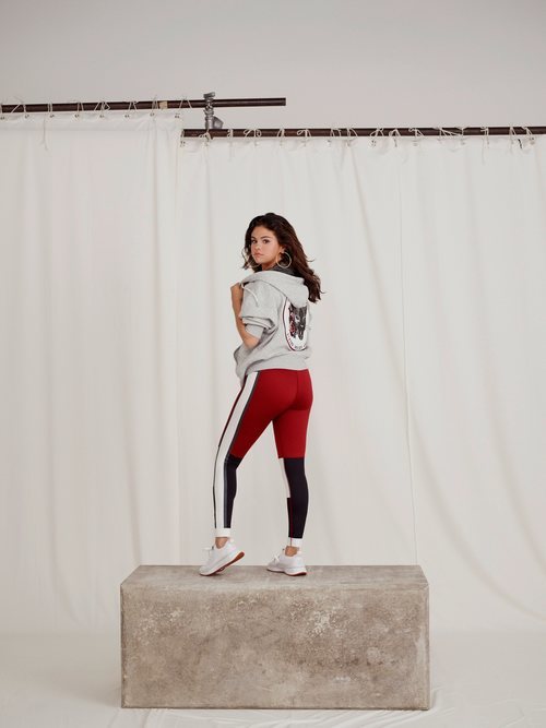 Selena Gomez con unos leggings rojos con rayas cross over de la colección de Puma x Selena Gomez