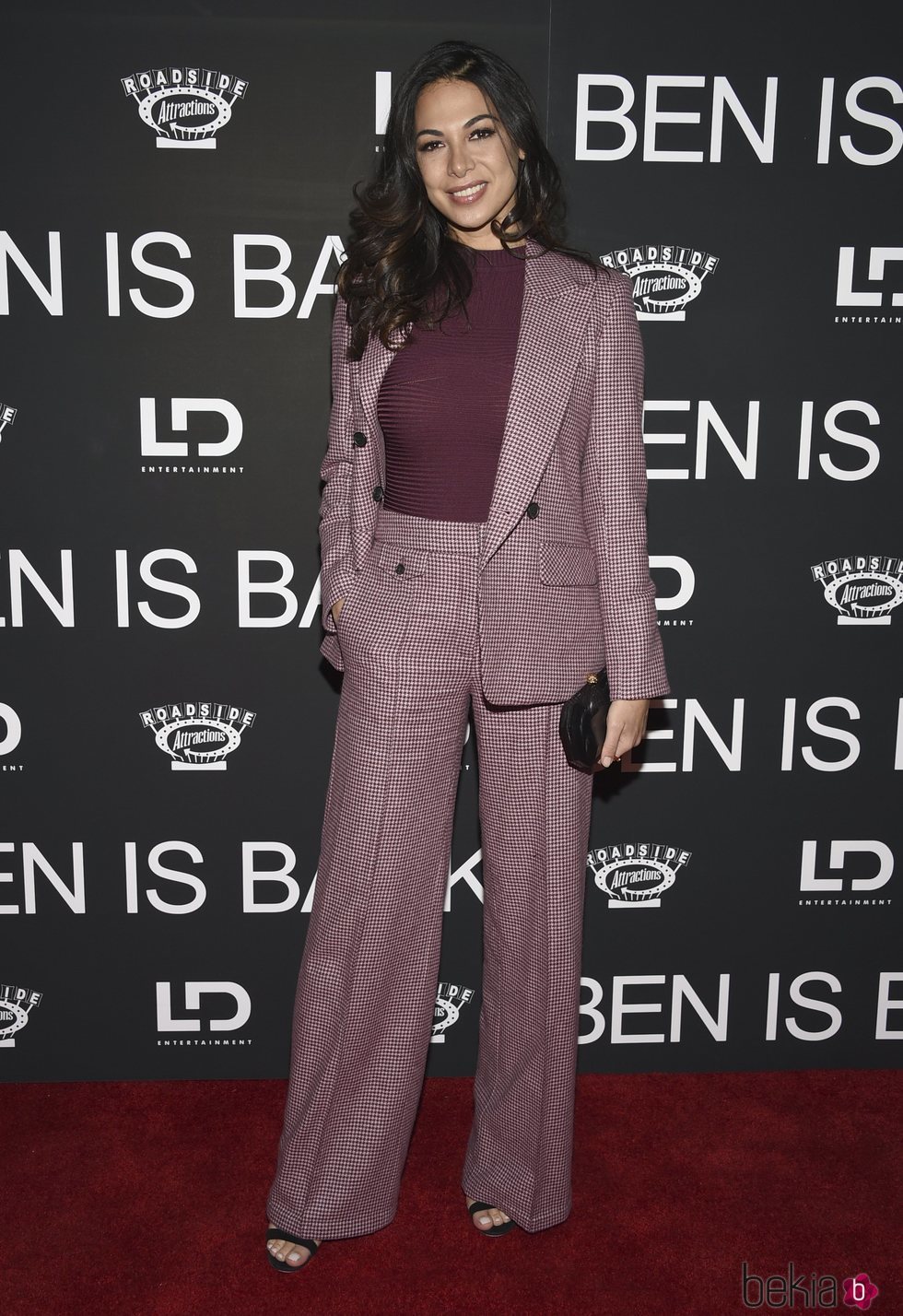 Moran Atias apuesta por el granate en la presentación de la película  'Ben is back'