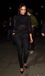 Victoria Beckham apuesta por las transparencias para salir a cenar en Londres